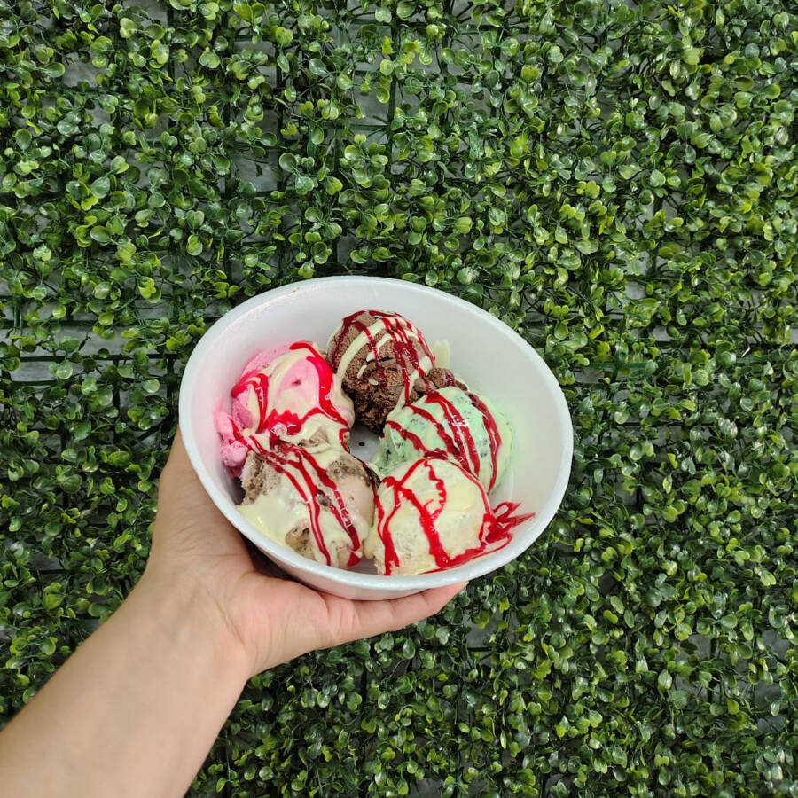 5 opções de sorvete e 2 de cobertura.