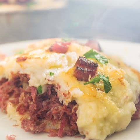 Escondidinho de Macaxeira recheado com Charque Refogada e temperada ao ponto e gratinada com queijo mussarela. Acompanha Arroz Branco