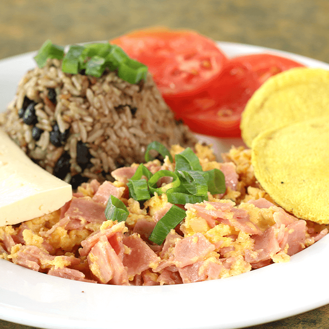Gallo Pinto con huevos revueltos con Jamón/Natilla
