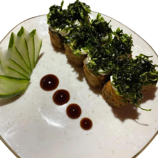 10 unidades de Hot Roll . Sushi de salmão grelhado, frito e finalizado com cream cheese e couve crispy frita.