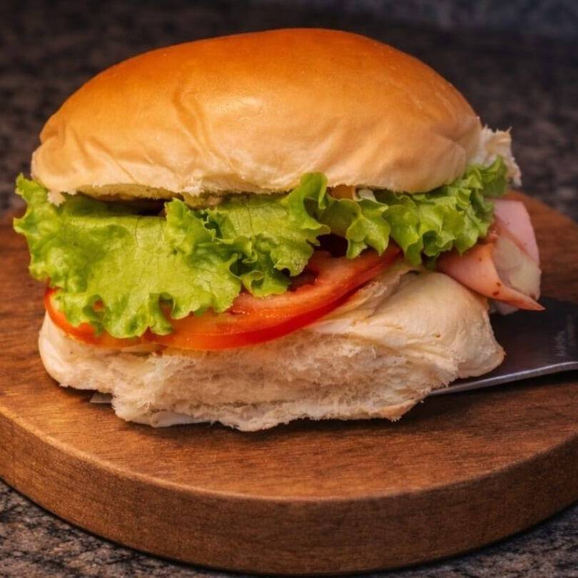 Pao De Hamburguer Fresquinho,Hambúrguer perdigão, maionese,presunto,queijo Mussarela ,tomate e alface. Simples E Delicioso!!!