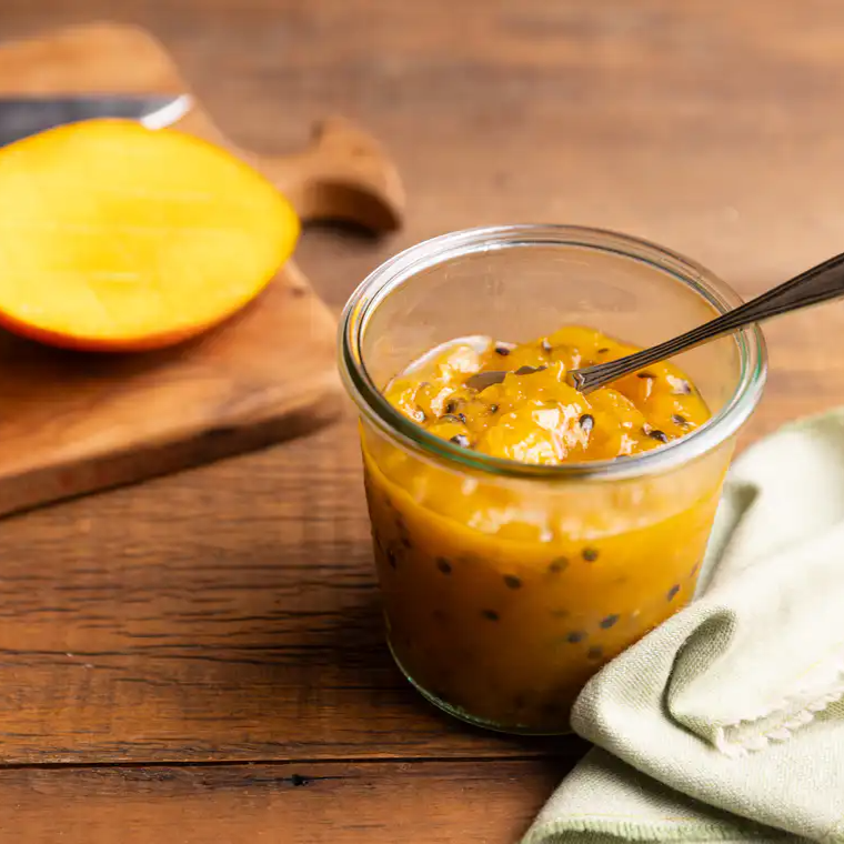 Geleia de maracujá é usada nos gunkans para adicionar um contraste de sabor adocicado e frutado que equilibra a salinidade do peixe e a cremosidade do cream cheese.