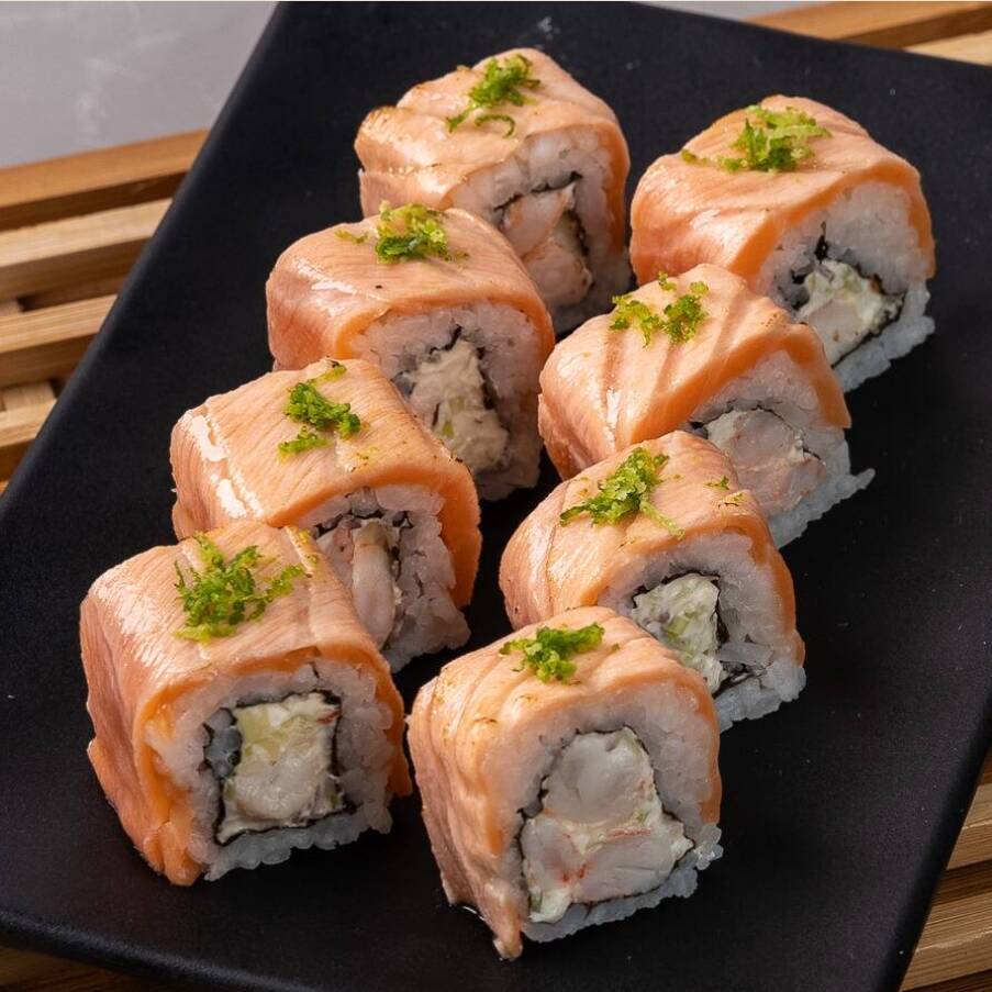 Roll de camarão, salmão maçaricado ao redor, sour cream e raspas de limão fresco (8 und).