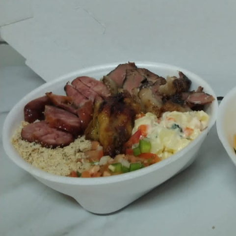 Almoço Delicia especialmente pensado para quem ama o melhor do churrasco na brasa e precisa de uma opção cheia de sabor e variedade. Nosso prato feito é composto de um mix de churrasco na brasa composto de Carne bovina + Drumet de Frango com nosso temperinho especial + linguiça toscana: Acompanhada de Arroz branco, Vinagrete e Farofa, além do acompanhamento a sua escolha.