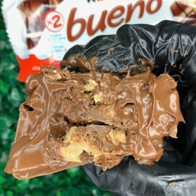 Bombom chocolate ao leite recheado com Nutella pura e kinder bueno, o sabor e a combinaçao que ira te surpreender