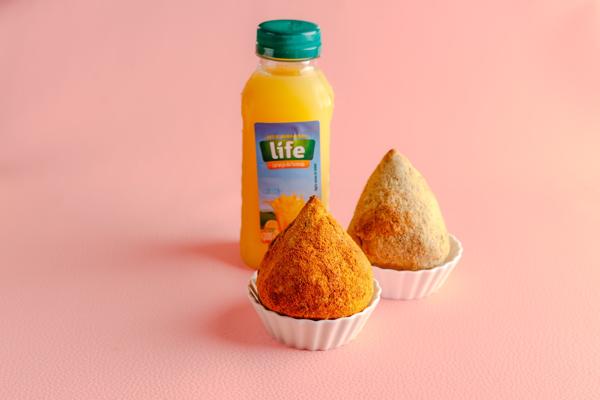 Compre duas coxinhas (uma sabor frango e uma sabor carne de jaca) + um suco de laranja com um desconto especial!