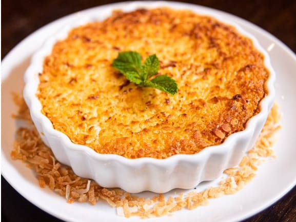 Elaborada com coco ralado fresco e leite condensado. Dourada ao forno e servida quente.