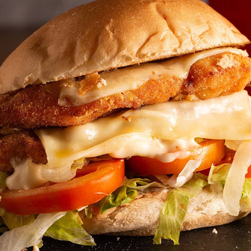 2 Filé Frangos empanados, Mussarela, Tomate, Alface, Maionese caseira, Acompanha Fritas.
