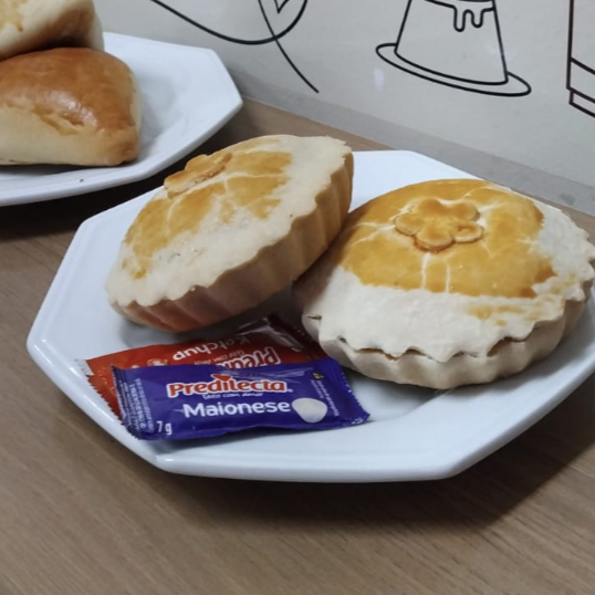 Duas empadas quentinhas, recheadas com frango suculento e muito Catupiry cremoso, com massa leve e douradinha. Perfeitas para um lanche delicioso ou acompanhar seu café da tarde!