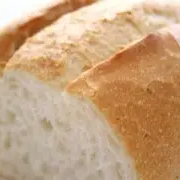 Una pieza de pan blanco