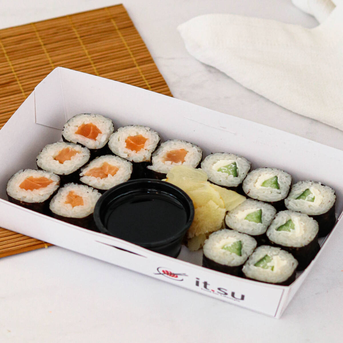 Caixa media 14 peças 7 peças Hossomaki Salmão 7 peças Hossomaki Pepino cream cheese