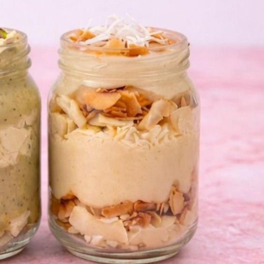 Uma combinação tropical irresistível! Gotas de chocolate branco se encontram com brigadeiro de coco cremoso, mousse de ninho aveludado, tudo isso complementado por amêndoas laminadas crocantes e lascas de coco fresco. Um deleite para os sentidos!