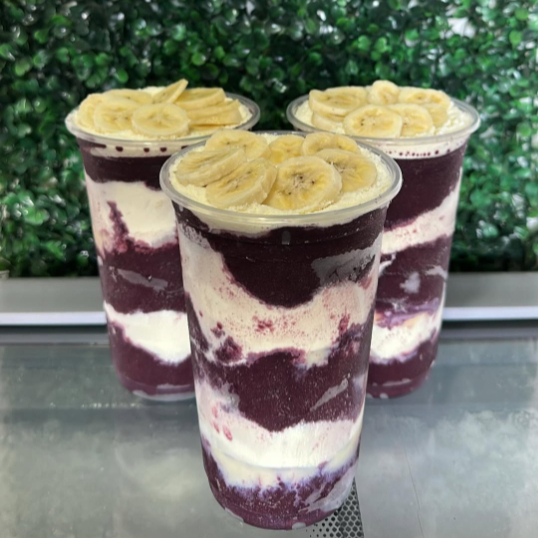 Açaí cremoso, leite em pó, granola,xeren de amendoin, banana e leite condensado