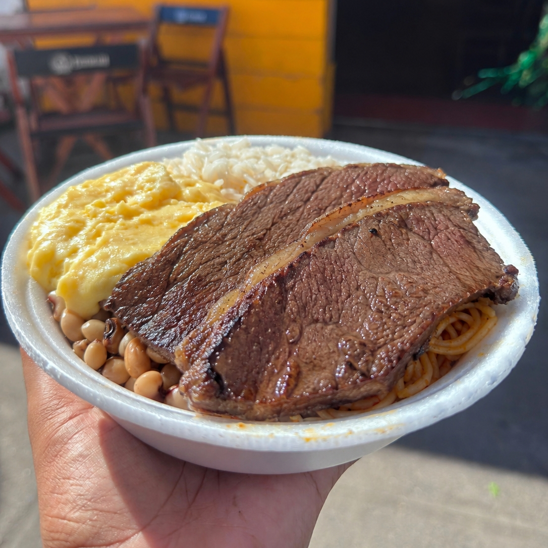 Maminha preparada no ponto certo, macia e suculenta, com tempero que realça o sabor da carne. Acompanha arroz branco soltinho, macarrão, feijão, purê de batatas cremoso, farofa e vinagrete, em uma refeição completa com o verdadeiro gostinho de comida caseira.