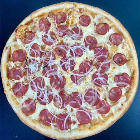 Massa artesanal, molho de tomate, queijo mussarela, calabresa fatiada e orégano. Essa é sucesso