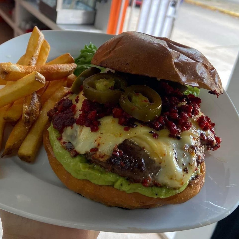 HAMBURGUESA MEXICANA CON CHIPS