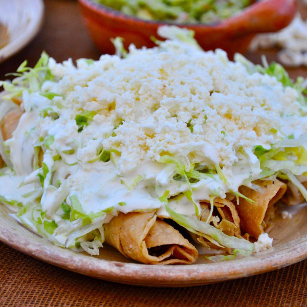 Flautas bañadas de salsa VERDE