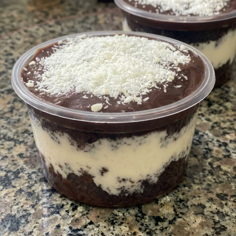 Massa de Chocolate
Recheio Brigadeiro e Coco
250ml