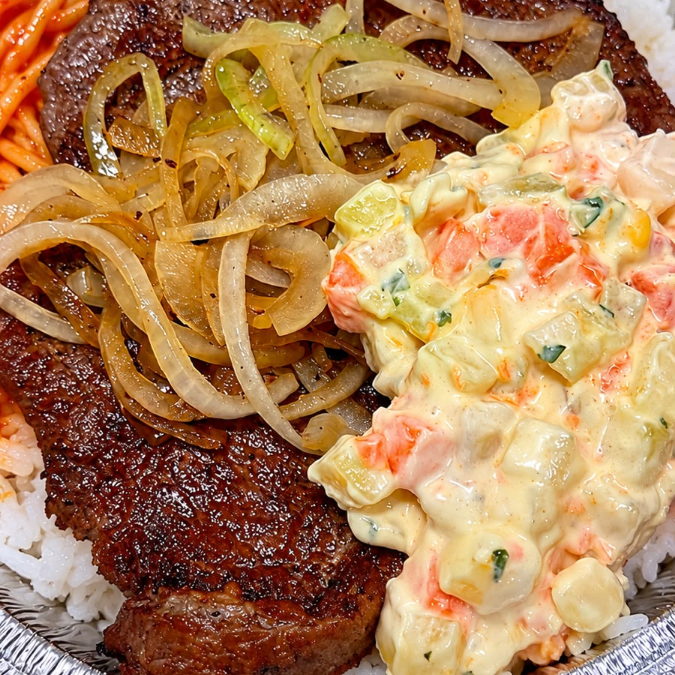 Arroz Branco, Feijão Carioca, Mistura: Bife Bovina acebolada. Acompanha: Salada de Maionese e Macarrão ao molho vermelho