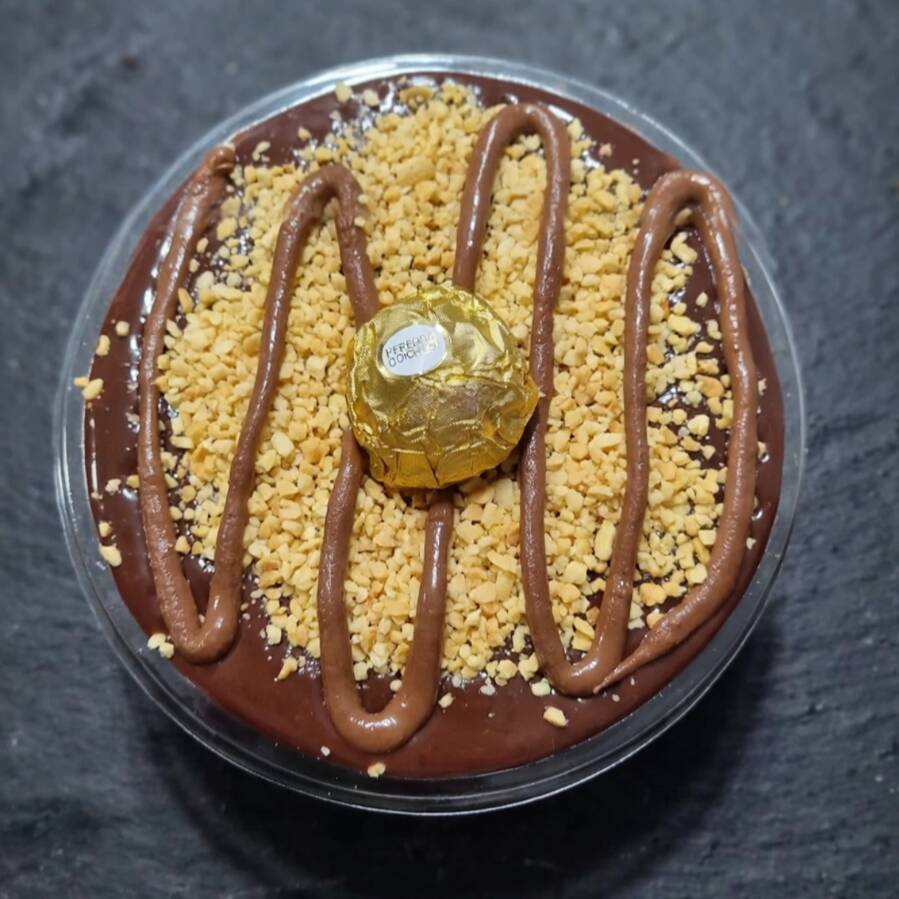 Contém nutella, bases cremosas, pedaços de ferrero e etc