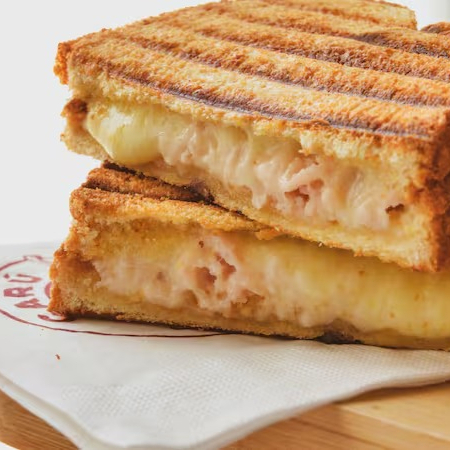 O misto quente da Cida já é bom, mas a gente resolveu colocar Catupiry e ele ficou perfeito. Pão de milho, queijo mussarela, peito de peru e uma porção generosa do Original Catupiry.