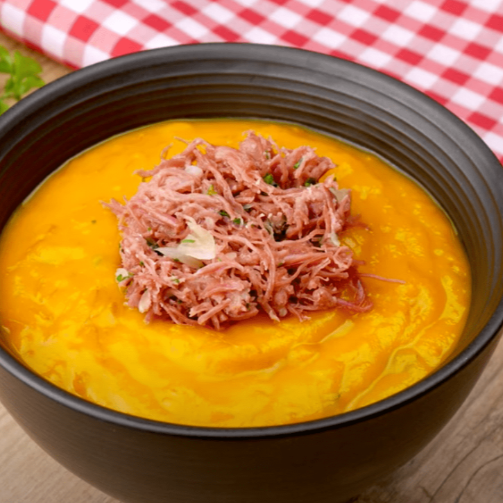 Cremoso, levinho e cheio de sabor! Nosso caldo de abóbora é feito com ingredientes frescos e temperinhos caseiros, ideal pra quem busca uma refeição gostosa, nutritiva e com aquele toque de comida feita com carinho. Vai bem em qualquer momento do Dia