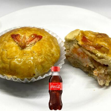 Prepare-se para se apaixonar pela nossa Empada de Camarão com Requeijão, uma verdadeira delícia que mistura a delicadeza do camarão com a cremosidade do requeijão. A massa crocante envolve esse recheio especial, criando uma experiência única e cheia de sabor a cada mordida! Ideal para quem busca um lanche sofisticado, uma refeição rápida ou até mesmo um aperitivo de tirar o fôlego. Nossa Empada de Camarão é a escolha certa para momentos especiais ou para saborear um prato cheio de sabor! Experimente e se deixe encantar pela mistura perfeita de sabores do mar e cremosidade!