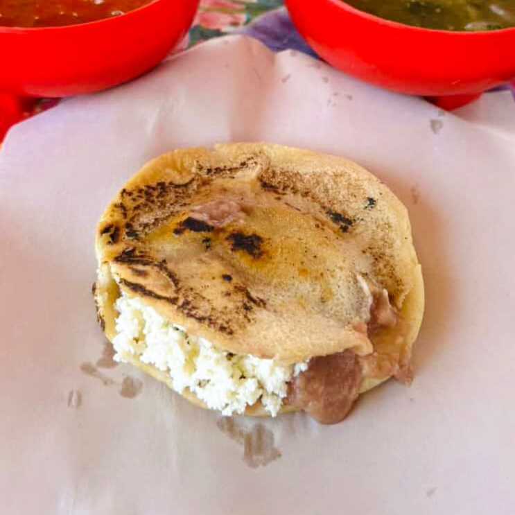 Gordita de frijoles con queso