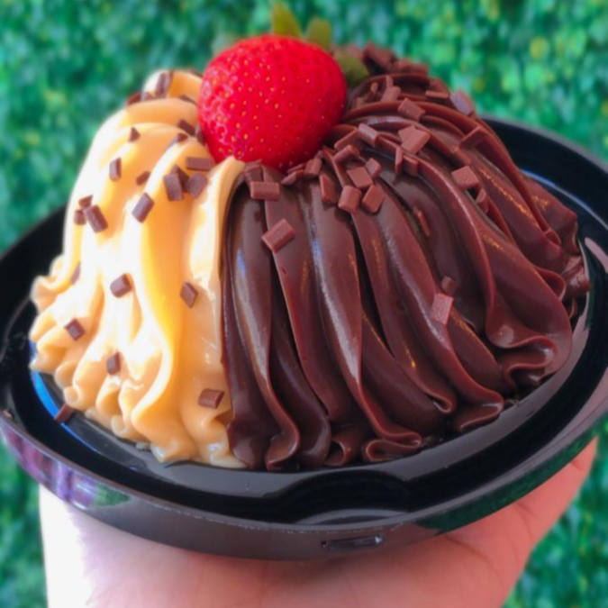 massa branca com cobertura de brigadeiro branco e chocolate