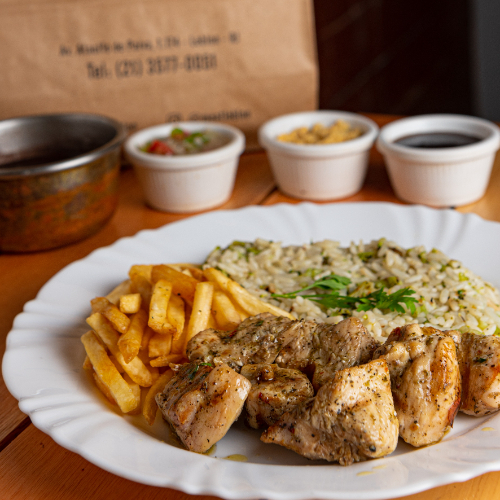 Deliciosa Jantinha individual com Frango grelhado, arroz, feijão, farofa de bacon e molho a campanha