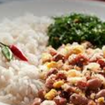 Feijão Tropeiro Saboroso, Arroz E Linguiça, Servidos Com Couve Refogada No Ponto Certo.