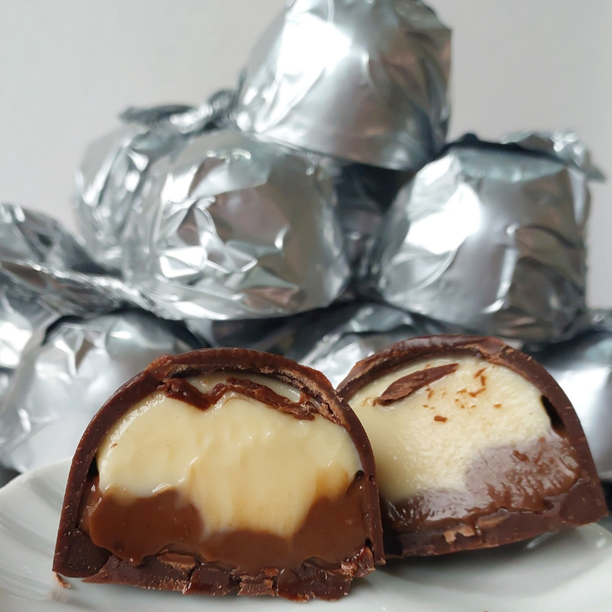 Casquinha de chocolate blend, recheada com brigadeiro de ninho e creme de chocolate nobre (45g).