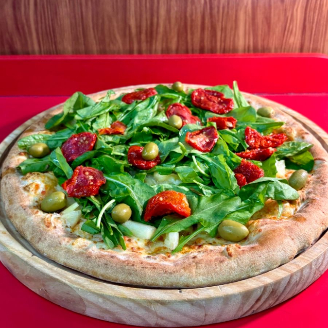 QUEIJO PROVOLONE, RUCULA, TOMATE SECO, PEDAÇOS DE ABACAXI