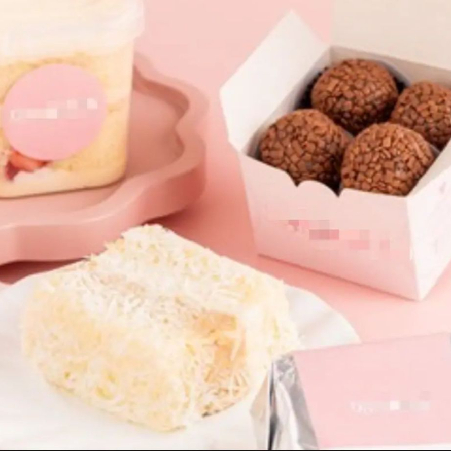Uma linda caixinha com 4 brigadeiros tradicionais cobertos com chocolate nobre ao leite. - Caixa com 4 unidades (foto ilustrativa, monte seu combo também)*