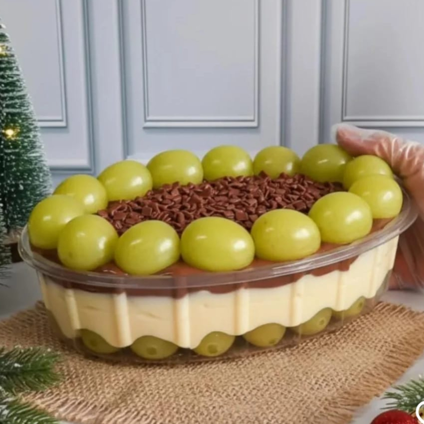 Perfeição que fala , uma delícia gigante irresistível para você saborear com quem ama , bombom de uva delicioso com o melhor brigadeiro de chocolate branco , muitas uvas e brigadeiro de chocolate com granulado. Sobremesa irresistível e apaixonante. ....... Tags..... Colomba, um litro, sobremesa , doce , na travessa , bombom de uva , chocolate, brigadeiro, tamanho família.