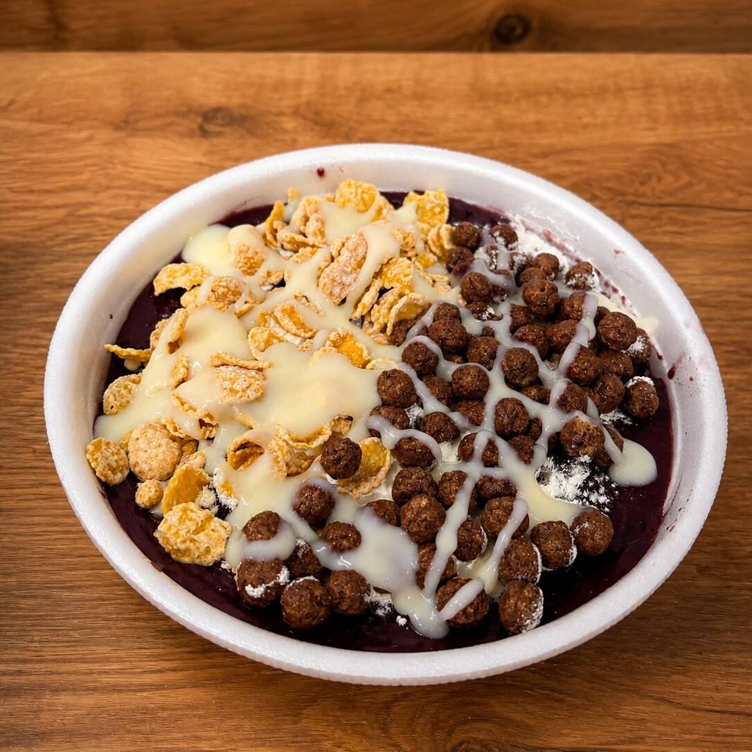 Açaí na Marmita 💜🍓 Muito açaí, muita cremosidade e espaço de sobra para deixar do seu jeito! 😍 Nosso Açaí na Marmita é perfeito para quem não abre mão de uma porção generosa, com açaí cremoso e delicioso acompanhado dos seus complementos favoritos. Monte sua combinação, capriche nos adicionais e aproveite cada colherada! Ideal para matar aquela vontade de açaí ou até compartilhar! 💜