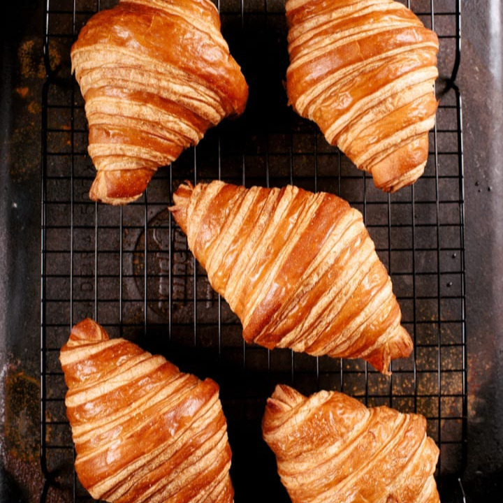Delicioso croissant sem recheio delicioso ótimo para lanches práticos e rápido, produto pronto e congelado, basta aquecer rapidamente no forno ou air frier.