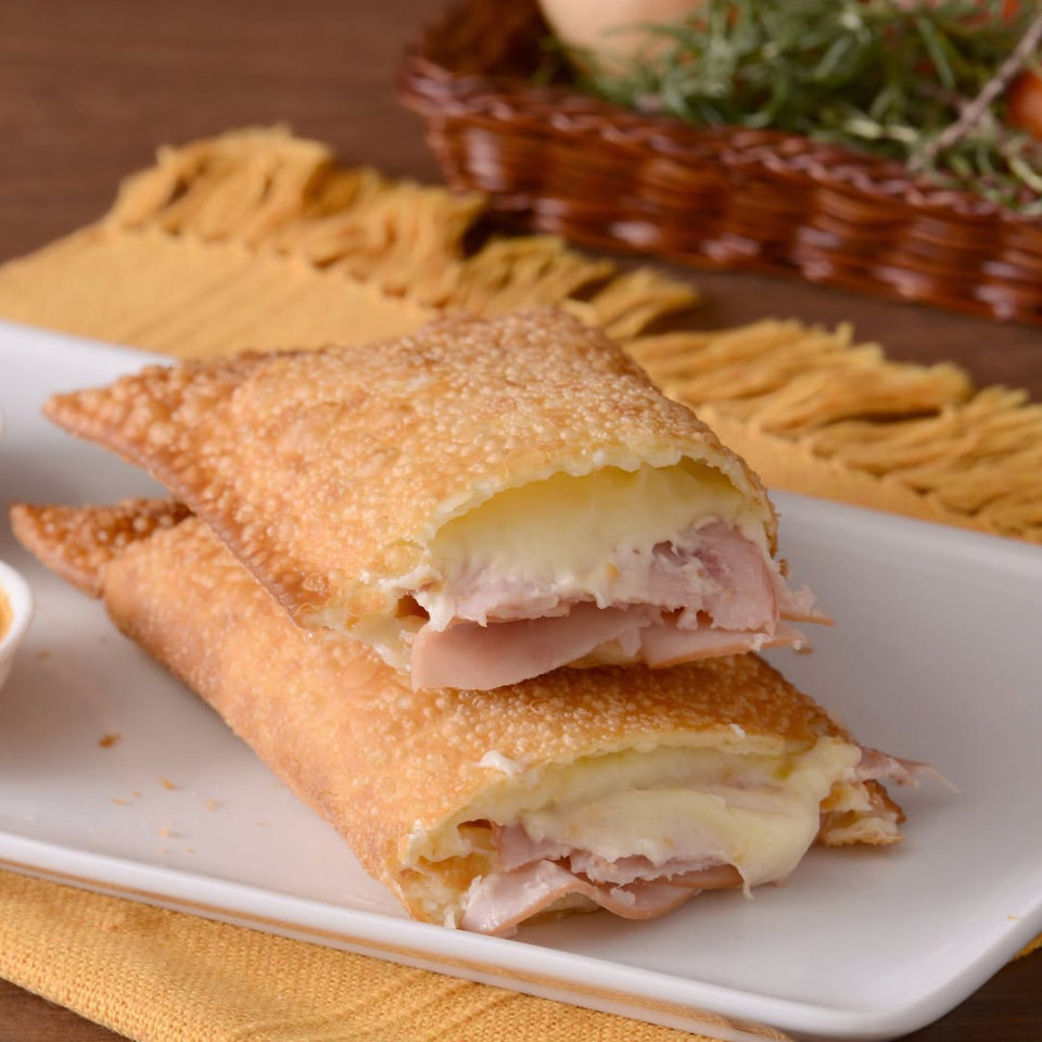 Massa tradicional, com presunto e queijo.