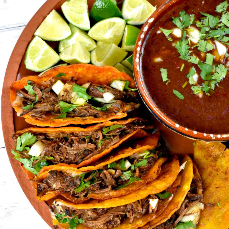 Taquiza de birria x12 + 2 caldos + 3 aguas frescas