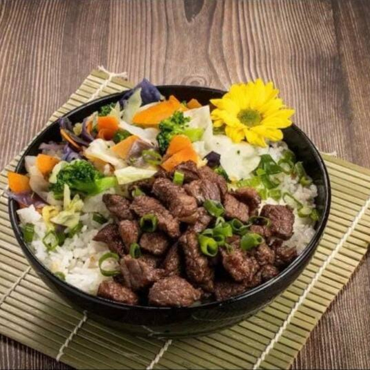 Contra file grelhado , arroz branco japonês,legumes ,cenoura,repolho,brócolis e cebolinha finalizado no azeite