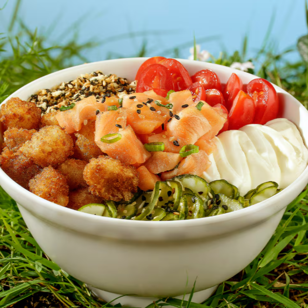 Base e tamanho à sua escolha, salmão ao molho oriental, peixe branco empanado, tomate cereja, sunomono, sour cream e farofa de panko com gergelim.