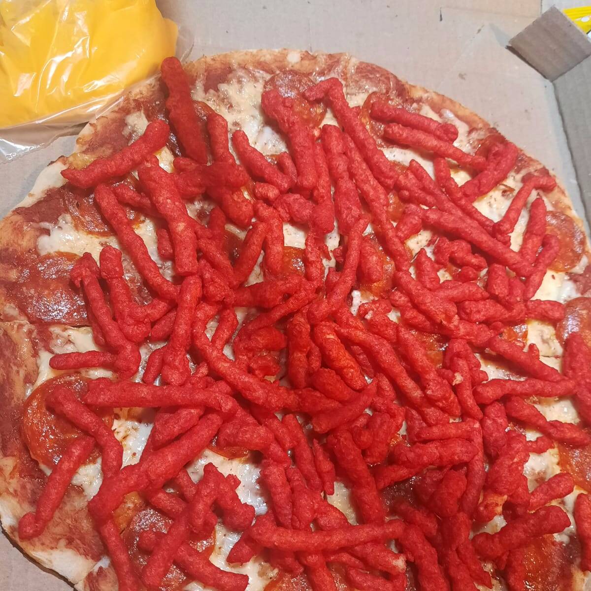 Pizza Pepperoni con Cheetos Flamín 14"