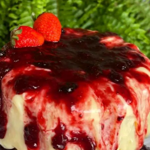 Bolo com recheio cremoso de ninho e finalizado com frutas vermelhas aproximadamente 600g.