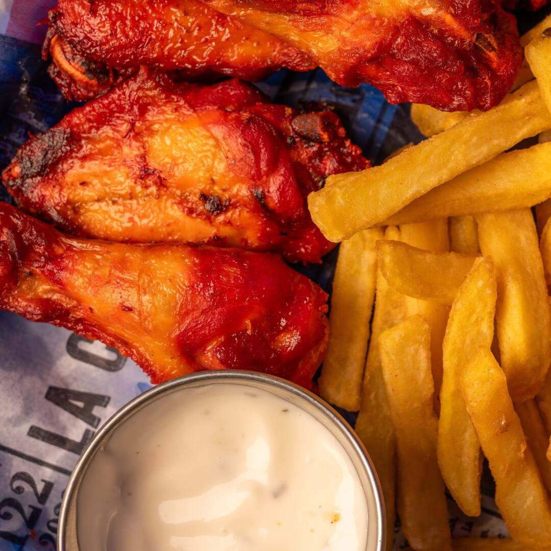 Orden de Alitas 6 pzas, con papas gratis
