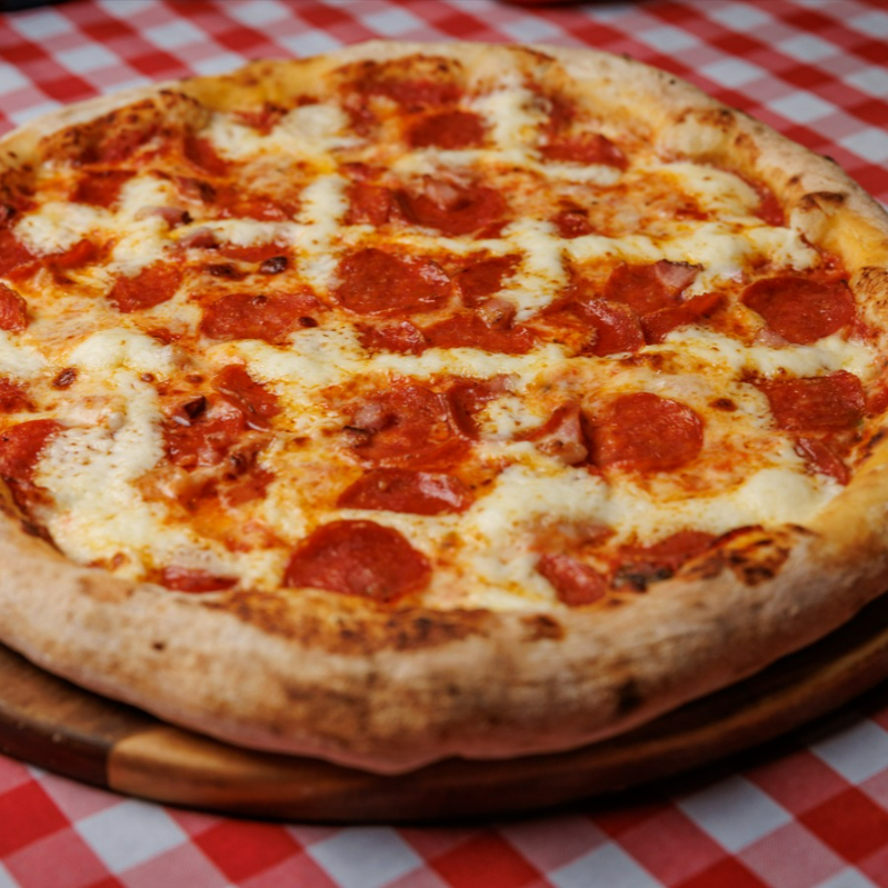 🍕 Massa artesanal com molho de tomate caseiro, mussarela, fatias de calabresa e cebola roxa 🧅❤️💚