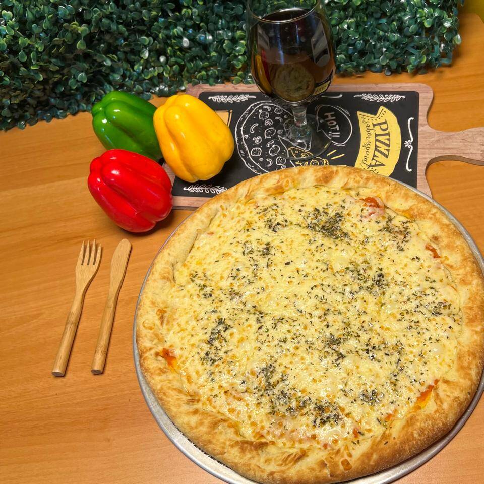 Massa, molho de tomate, muçarela, tomate e orégano. Média 30cm
