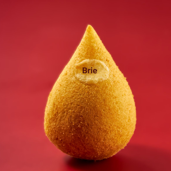 Deliciosa Coxinha de Queijo Brie com azeite trufado. São 100 gramas de Coxinha Suculenta, crocante e muito saborosa.