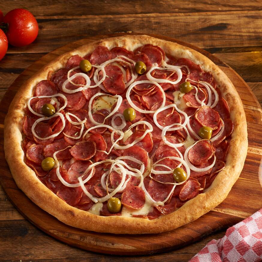 Molho de tomate Italiano, muçarela, calabresa, cebola, orégano e azeitonas verdes sem caroço.