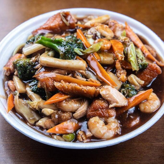 Camarão,macarrão e legumes