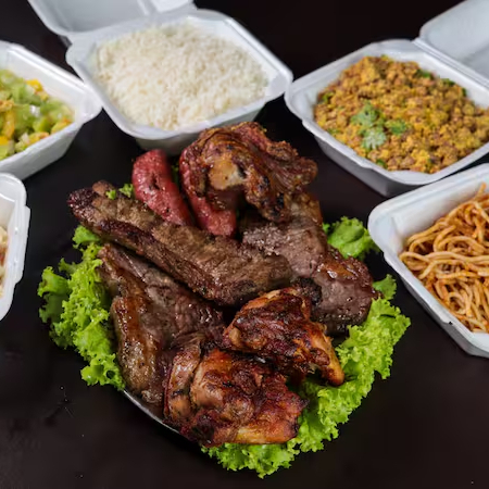 Proteínas: 2 Fatias de Contra Filé Maturado, 1 Fatia de Cupim Maturado, 2 Frangos, 2 Calabresas e 1 Fatia de Costela Suína.